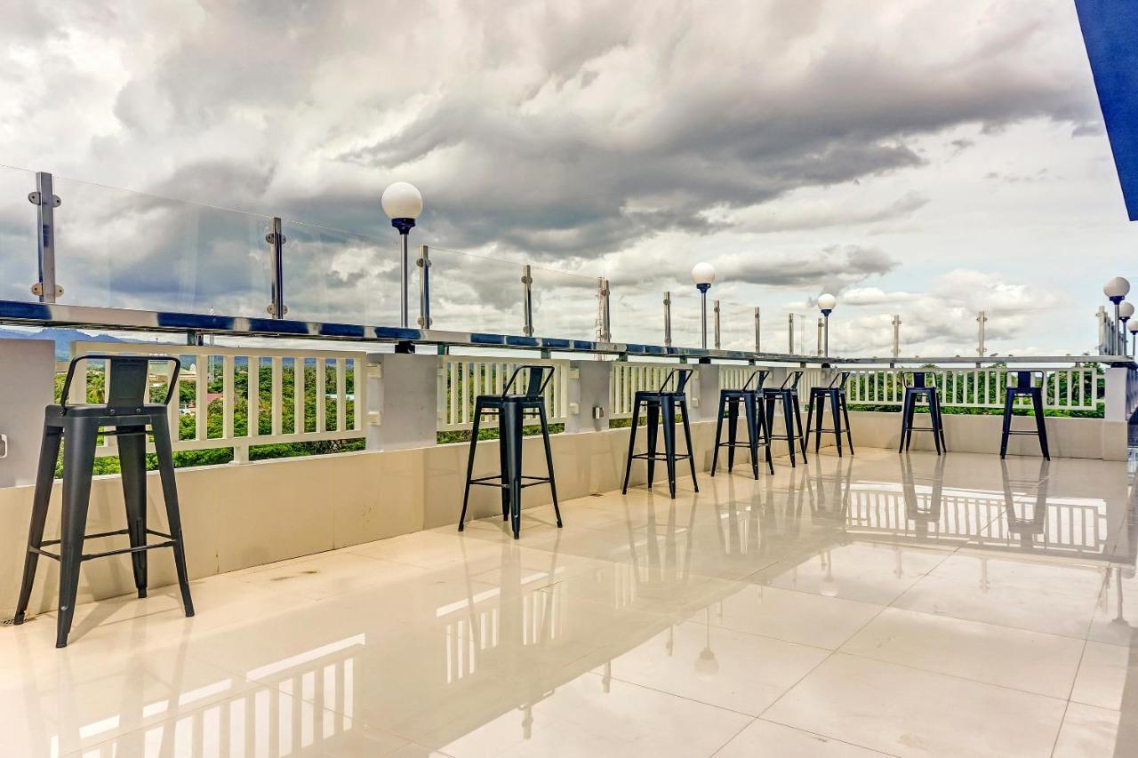 Kirei Hotel Bantaeng エクステリア 写真