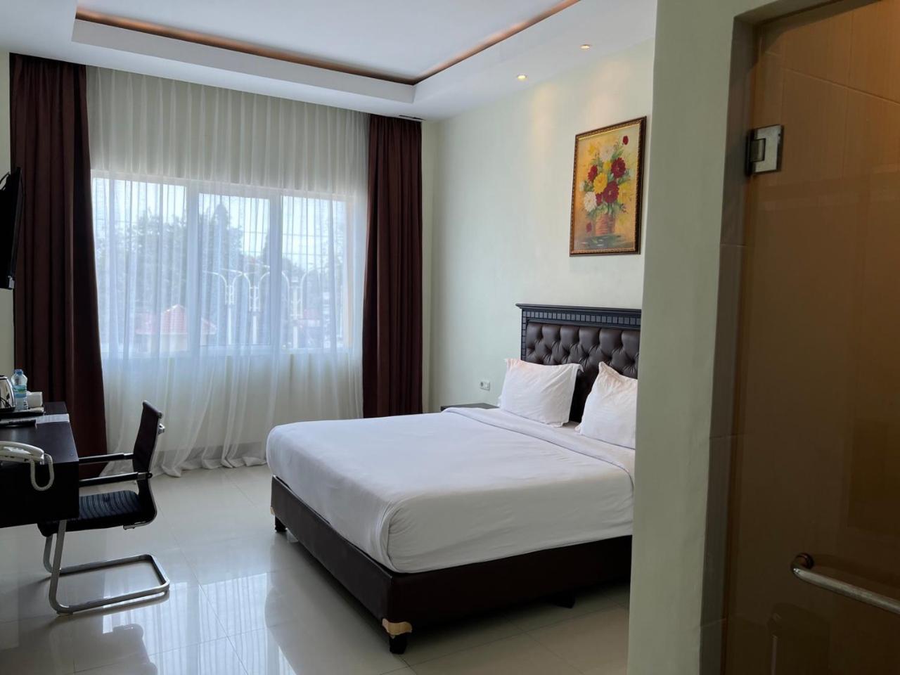 Kirei Hotel Bantaeng エクステリア 写真
