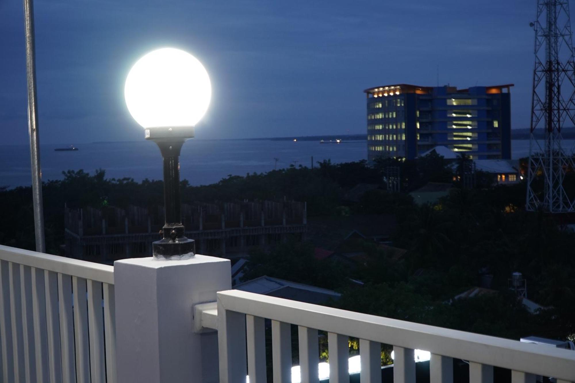 Kirei Hotel Bantaeng エクステリア 写真