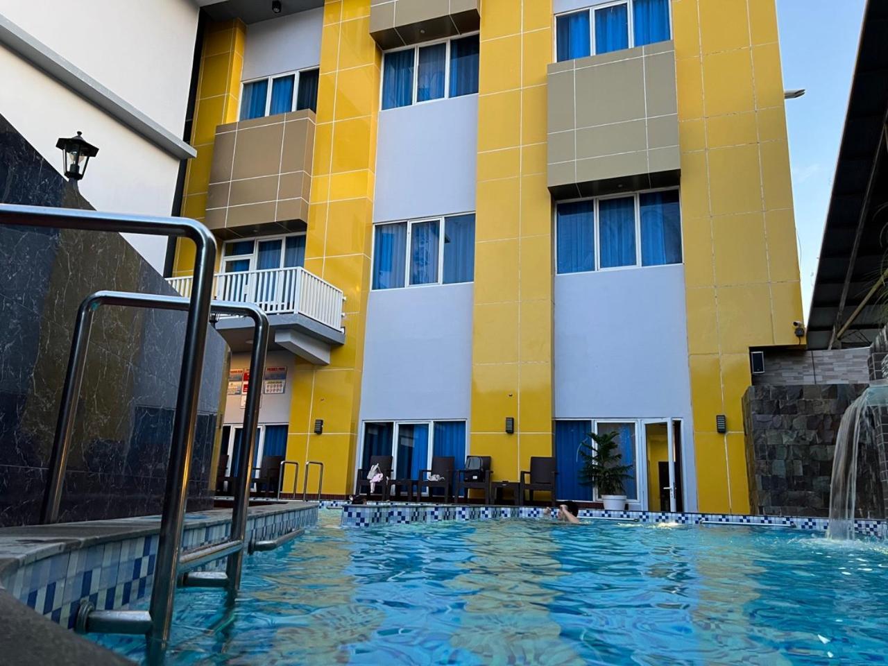 Kirei Hotel Bantaeng エクステリア 写真