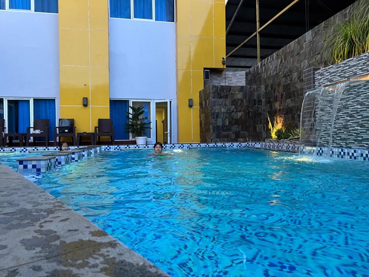 Kirei Hotel Bantaeng エクステリア 写真