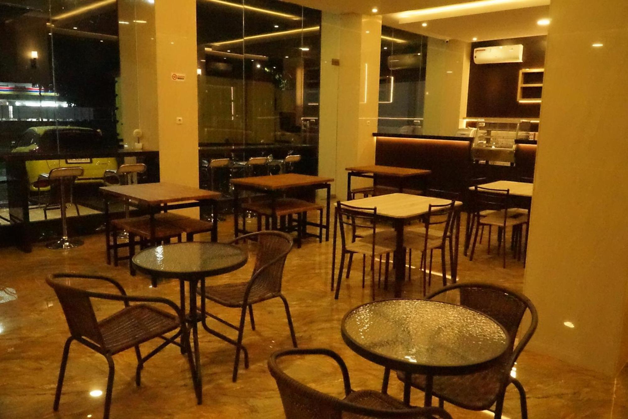 Kirei Hotel Bantaeng エクステリア 写真